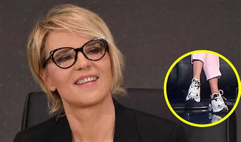 Maria De Filippi, quanto costano le sneakers indossate a Tu sì .